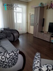 Трикімнатна квартира з кухнею-студією на Б. Хмельницького