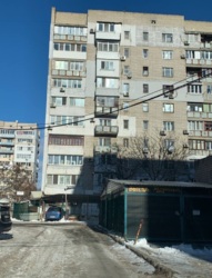 Простора квартира з ремонтом на першому поверсі в цегляному будинку біля центру, Слобідка