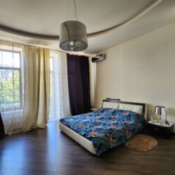Чотириспальна квартира на вулиці Пироговська