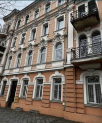 Трикімнатна квартира з ремонтом у центрі міста