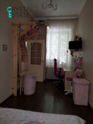 Трикімнатна квартира з кухнею-студією на Б. Хмельницького