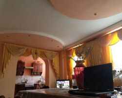 Триповерховий будинок в Київському районі