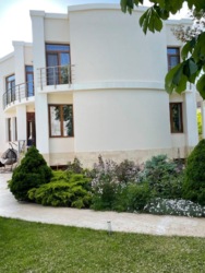 Будинок з басейном на Французському бульварі