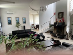 Будинок з басейном на Французському бульварі