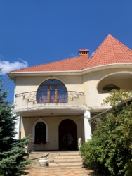Будинок з якісним ремонтом з 17-ю сотками землі