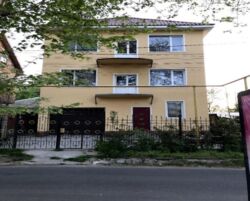 Триповерховий будинок в Київському районі