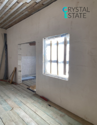 Двоповерховий будинок біля моря