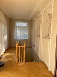 В продажі унікальна квартира-дім біля Музкомедіі.