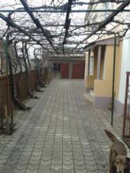 Двоповерховий капітальний будинок на вулиці Сосюри