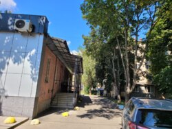 Фасадна окрема будівля на Черемушках