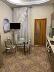 Квартира разом з комерційним преміщення, в центрі міста