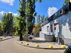 Фасадна окрема будівля на Черемушках