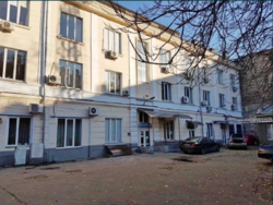 Окремо розташована будівля в центрі на Малій Арнаутській