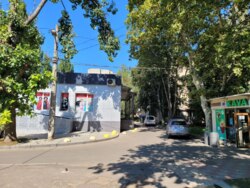 Фасадна окрема будівля на Черемушках